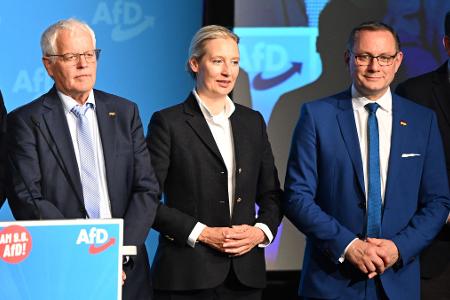 Die AfD-Parteispitze bestehend aus Alice Weidel und Tino Chrupalla beim Wahlkampfauftakt zur Europawahl zusammen mit dem AfD-Landesvorsitzenden Emil Sänze (l) in Donaueschingen. Der eigentliche Spitzenkandidat der Partei war nicht anwesend.