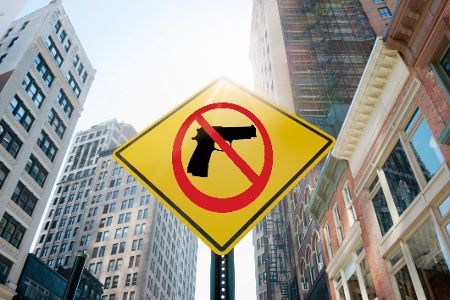New Yorker geben Waffen für Geschenkkarten ab