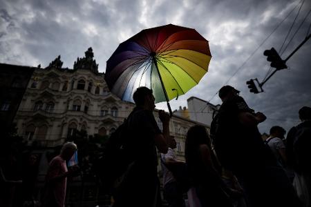 Menschen nehmen am Trans Pride Marsch in Budapest, Ungarn teil.