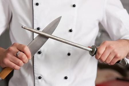 Ein Wetzstab macht stumpfe Messerklingen wieder scharf.