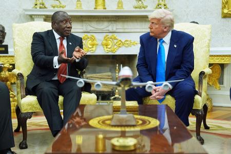 "Genozid"-Vorwurf: Trump führt Südafrikas Präsidenten vor "Genozid"-Vorwurf: Trump führt Südafrikas Präsidenten vor