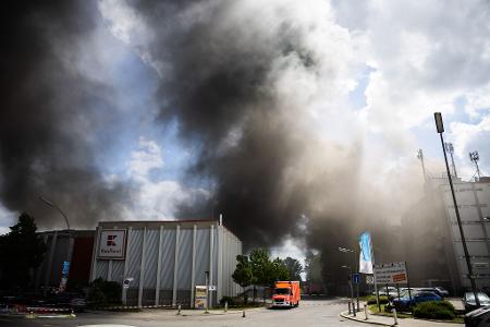 Rauchwolke durch Großbrand über Berlin - Feuerwehr warnt