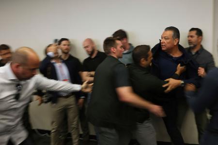 Rabiater Vorfall: US-Senator aus Pressekonferenz gezerrt Rabiater Vorfall: US-Senator aus Pressekonferenz gezerrt