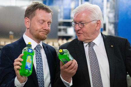 Sachsens Ministerpräsident Michael Kretschmer (l) und Bundespräsident Frank-Walter Steinmeier besuchen ein Werk des Spülmittelherstellers Fit in Zittau.