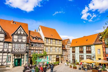 ...ist Quedlinburg in Sachsen-Anhalt. Obwohl die Stadt nicht einmal 25.000 Einwohner zählt, stehen hier ungefähr 1.200 Fachw...