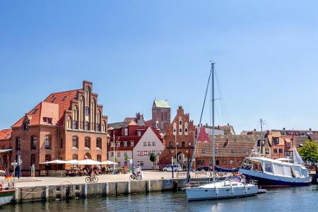 Durch Wismars Gassen weht ein besonderer Wind. Die Stadt an der Ostseeküste hat nicht nur einen der schönsten alten Häfen De...