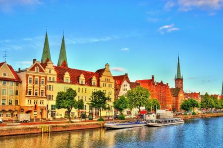 Unweit von Wismar entfernt liegt Lübeck. Der historische Kern der Hansestadt liegt direkt am Wasser. Über 1.800 denkmalgesch...