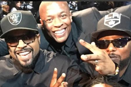 Kendrick Lamar (r. unten) hielt die Laudatio für Ice Cube, Dr. Dre, Mc Ren und DJ Yella (nicht im Bild)