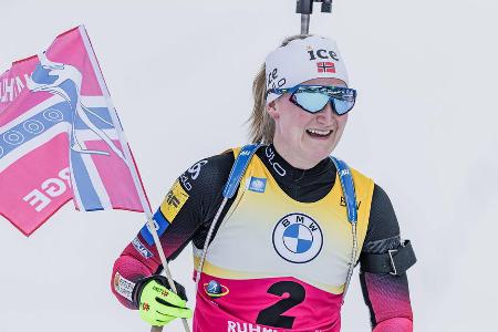Sechs Chancen hat die Norwegerin - sechs Medaillen und die Mehrzahl davon in Gold wären keine Überraschung. Schon lange strahlte keine Biathletin mehr eine solche Überlegenheit aus. Die 31-Jährige gewann vier ihrer letzten fünf Rennen im Weltcup, einmal wurde sie Zweite. Die passionierte Anglerin hat das Potenzial zur Biathlon-Queen von Peking und sogar zum Star der kompletten Spiele.