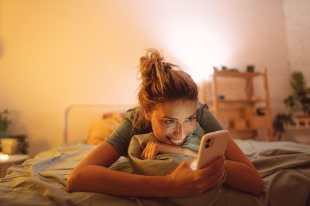 Frau beim Online-Dating mit Handy