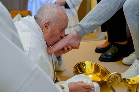 Abendmahlmesse: Papst wäscht Häftlingen die Füße