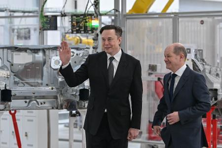Kanzler Scholz (r) mit Tesla-Chef Elon Musk bei der Eröffnung der Tesla-Fabrik Berlin Brandenburg vor gut zwei Jahren.