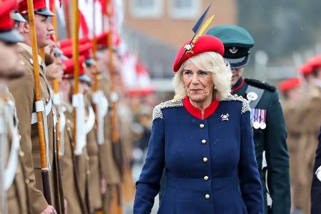 Königin Camilla besucht erstmals Militärregiment ihres Vaters