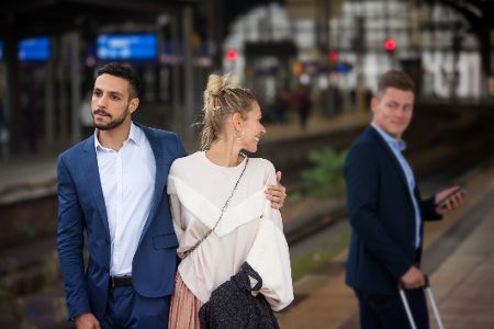 Frau von Pärchen guckt anderem hinterher Frau von Pärchen guckt anderem hinterher