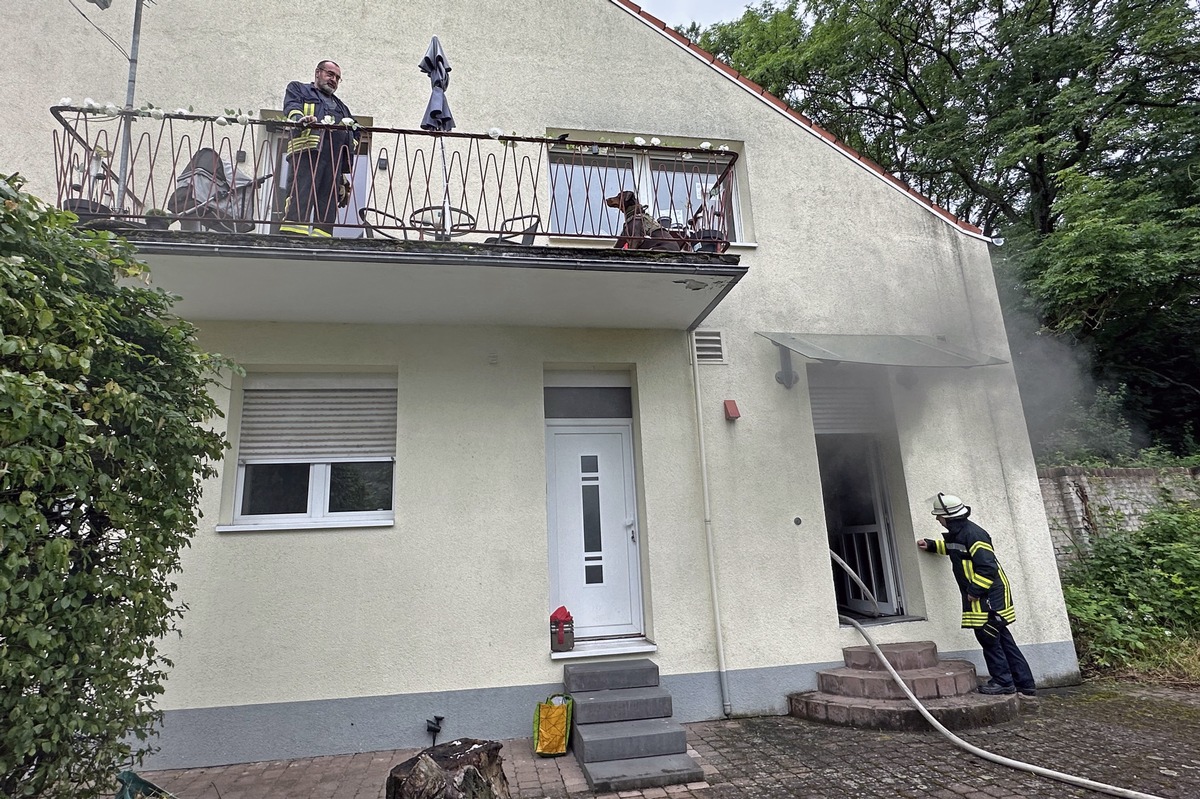 FW LK Neunkirchen Feuerwehr Rettet Frau Aus Brennendem Haus Freenet De