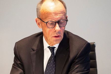 Zwei Tage nach seinem Amtsantritt telefoniert der neue Kanzler erstmals mit dem US-Präsidenten. Zwei Tage nach seinem Amtsantritt telefoniert der neue Kanzler erstmals mit dem US-Präsidenten.