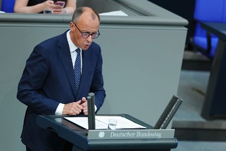 Bundeskanzler Friedrich Merz hat in seiner ersten Regierungserklärung eine gemeinsame Kraftanstrengung aller Menschen in Deutschland gefordert, um das Land wieder nach vorne zu bringen. Bundeskanzler Friedrich Merz hat in seiner ersten Regierungserklärung eine gemeinsame Kraftanstrengung aller Menschen in Deutschland gefordert, um das Land wieder nach vorne zu bringen.