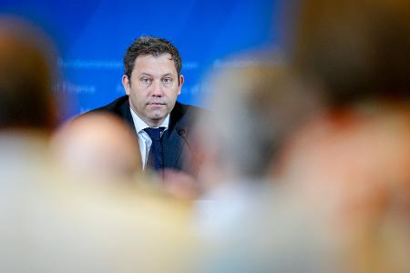 Das Ergebnis der Steuerschätzer sei weitgehend so, wie es während der Koalitionsverhandlungen schon erwartet wurde, sagte der Finanzminister. Das Ergebnis der Steuerschätzer sei weitgehend so, wie es während der Koalitionsverhandlungen schon erwartet wurde, sagte der Finanzminister.