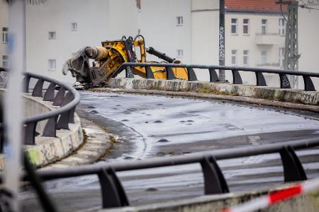 Ein bekanntes Beispiel: Die strapazierte Ringbahnbrücke auf der A100 war nicht mehr zu retten. (Archivbild) Ein bekanntes Beispiel: Die strapazierte Ringbahnbrücke auf der A100 war nicht mehr zu retten. (Archivbild)