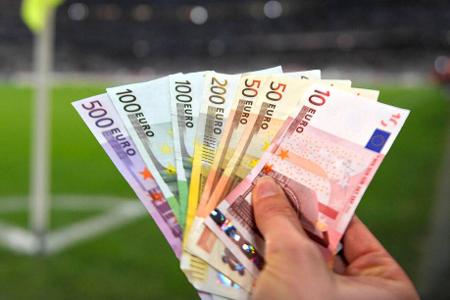 Diese TV-Gelder erhalten die Bundesligisten 2025/26 - Der 'kicker' hat errechnet, welche Zuwendungen die Bundesliga-Klubs von der DFL aus der nationalen und internationalen Vermarktung der Medienrechte in der kommenden Saison 2025/26 erhalten sollen. Diese Millionen-Summen kassieren der HSV, der 1. FC Köln, der VfB Stuttgart, Eintracht Frankfurt, der BVB, der FC Bayern und Co.: Diese TV-Gelder erhalten die Bundesligisten 2025/26 - Der 'kicker' hat errechnet, welche Zuwendungen die Bundesliga-Klubs von der DFL aus der nationalen und internationalen Vermarktung der Medienrechte in der kommenden Saison 2025/26 erhalten sollen. Diese Millionen-Summen kassieren der HSV, der 1. FC Köln, der VfB Stuttgart, Eintracht Frankfurt, der BVB, der FC Bayern und Co.: