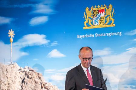 Nach seinem Treffen mit dem bayerischen Kabinett äußerte sich Kanzler Merz auch zur globalen Mindeststeuer - er steht dem Konzept demnach sehr skeptisch gegenüber. Nach seinem Treffen mit dem bayerischen Kabinett äußerte sich Kanzler Merz auch zur globalen Mindeststeuer - er steht dem Konzept demnach sehr skeptisch gegenüber.