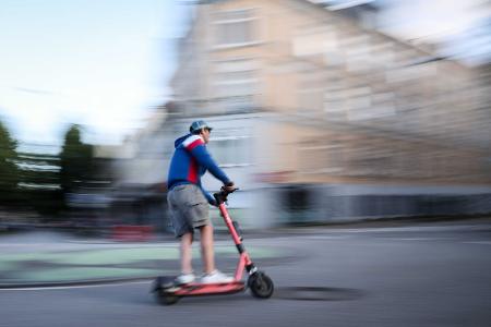 Mehr als die Hälfte aller E-Scooter-Unfälle registrierte die Polizei in großen Städten. (Symbolbild) Mehr als die Hälfte aller E-Scooter-Unfälle registrierte die Polizei in großen Städten. (Symbolbild)