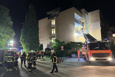 Großeinsatz in Hamburg: Feuerwehr evakuiert Klinikgebäude Großeinsatz in Hamburg: Feuerwehr evakuiert Klinikgebäude