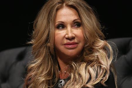 Carmen Geiss teilt schockierende Bilder nach Überfall: "Was hat er mir angetan?" Carmen Geiss teilt schockierende Bilder nach Überfall: "Was hat er mir angetan?"