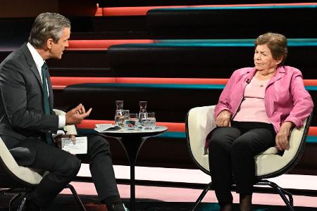 "Haben Sie das Deutschland jemals verziehen?": Weltkriegs-Zeitzeugin reagiert emotional "Haben Sie das Deutschland jemals verziehen?": Weltkriegs-Zeitzeugin reagiert emotional