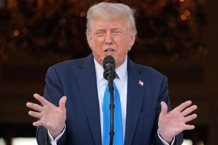 Trump kündigt weitreichende Einreisebeschränkungen an Trump kündigt weitreichende Einreisebeschränkungen an