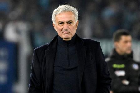José Mourinho (vereinslos) - Mourinho soll einem Wechsel zum FC Bayern gegenüber alles andere als abgeneigt sein. Der 61-Jährige lerne sogar schon Deutsch, um seine Chancen auf eine Einstellung zu verbessern, hieß es jüngst. Der Star-Trainer wurde im Januar bei der AS Rom entlassen und wäre eine der wenigen Lösungen mit Strahlkraft.