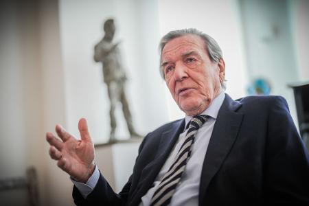 Altkanzler Schröder feiert mit Kubicki, Gysi und Ramsauer