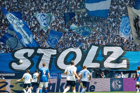 Schalkes Fans feuern ihre Mannschaft im Spiel in der 2. Bundeslisa gegen Hansa Rostock in Gelsenkirchen an: Auf einem Banner steht groß 