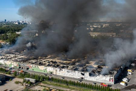 In Flammen: In einem Warschauer Einkaufszentrum ist ein Großbrand ausgebrochen. Die Feuerwehr war zeitweise mit mehr als 240 Einsatzkräften vor Ort.