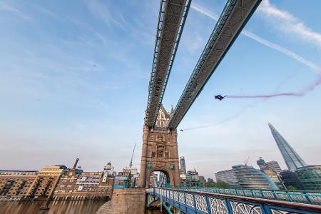 Achtung, fliegende Menschen: Marco Waltenspiel und Marco Fürst aus Österreich fliegen im Wing-Suit durch die Tower Bridge. Die berühmte Londoner Sehenswürdigkeit ist erstmals von Menschen durchflogen worden.