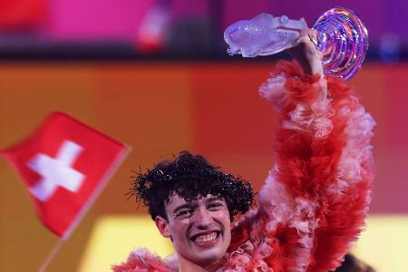 Draußen Demonstranten und Festnahmen, drinnen Buhrufe und Grölen: In einem Eurovision Song Contest am Rande des Chaos hat die Schweiz zum ersten Mal seit 1988 gewonnen. Deren Act Nemo erhielt mit dem Lied 