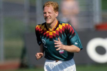 Die deutsche Nationalmannschaft hat ein neues Trikot und wagt ein Novum: Künftig laufen die DFB-Stars in Nadelstreifen-Optik... Die deutsche Nationalmannschaft hat ein neues Trikot und wagt ein Novum: Künftig laufen die DFB-Stars in Nadelstreifen-Optik...