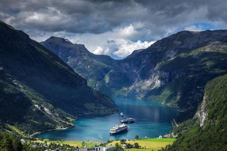 Nicht nur für Kreuzfahrt-Touristen ist der Hafen des Dörfchens Geiranger im Westen Norwegens ein echtes Highlight. Inmitten ... Nicht nur für Kreuzfahrt-Touristen ist der Hafen des Dörfchens Geiranger im Westen Norwegens ein echtes Highlight. Inmitten ...