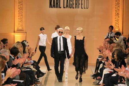 Modezar, Fotograf, Legende. Ohne ihn wäre Chanel heute nicht mehr Chanel. Karl Lagerfeld entwarf acht Damen-Kollektionen pro... Modezar, Fotograf, Legende. Ohne ihn wäre Chanel heute nicht mehr Chanel. Karl Lagerfeld entwarf acht Damen-Kollektionen pro...