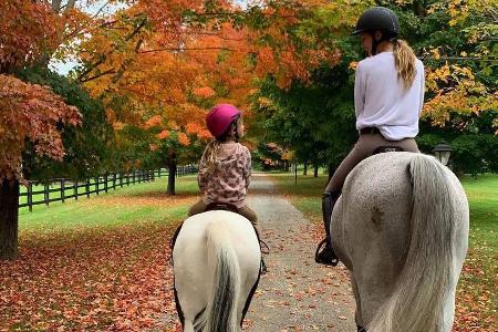 Gisele Bündchen reitet Seite an Seite mit Tochter Vivian Gisele Bündchen reitet Seite an Seite mit Tochter Vivian