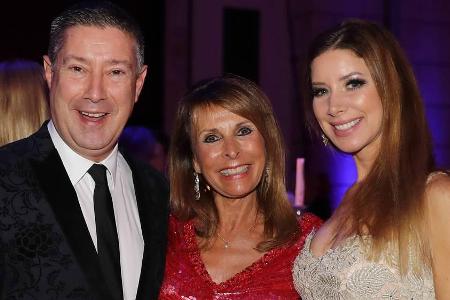 Joachim Llambi zusammen mit Ireen Sheer (Mitte) und seiner neuen Freundin Rebecca (r.) bei einer Veranstaltung in Griechenland Joachim Llambi zusammen mit Ireen Sheer (Mitte) und seiner neuen Freundin Rebecca (r.) bei einer Veranstaltung in Griechenland