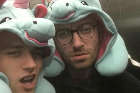 Sam Smith (r.) und Brandon Flynn als lustige Einhörner in London Sam Smith (r.) und Brandon Flynn als lustige Einhörner in London