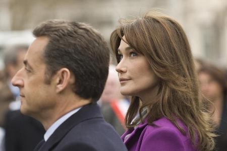 Im Jahr 2008 durfte sich Carla Bruni bereits als Frankreichs First Lady an der Seite Nicolas Sarkozys versuchen Im Jahr 2008 durfte sich Carla Bruni bereits als Frankreichs First Lady an der Seite Nicolas Sarkozys versuchen