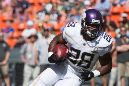 Die meisten Rushing Yards in einer NFL-Saison - In der langen NFL-Historie konnte lediglich acht Mal die magische 2.000 Yards-Marke geknackt werden. Während ein Running Back davon noch immer aktiv ist, thront über allen eine absolute Legende. Aber wer hat bisher die meisten Rushing Yards in einer NFL-Saison erlaufen? Hier kommt die Top 10: Die meisten Rushing Yards in einer NFL-Saison - In der langen NFL-Historie konnte lediglich acht Mal die magische 2.000 Yards-Marke geknackt werden. Während ein Running Back davon noch immer aktiv ist, thront über allen eine absolute Legende. Aber wer hat bisher die meisten Rushing Yards in einer NFL-Saison erlaufen? Hier kommt die Top 10:
