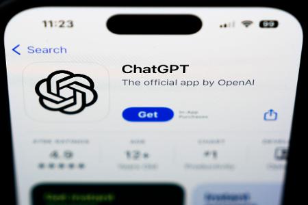 ChatGPT-App auf einem Smartphone. Die Software kann jetzt mit den Benutzern sprachlich interagieren.