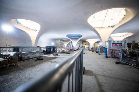 Tageslicht fällt durch die Lichtaugen des neuen Stuttgarter Hauptbahnhofs - Passagiere müssen auf diesen Anblick jedoch länger warten als gedacht.