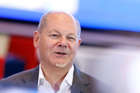 Olaf Scholz besucht Polizeizentrum mit Pflaster im Gesicht Olaf Scholz besucht Polizeizentrum mit Pflaster im Gesicht