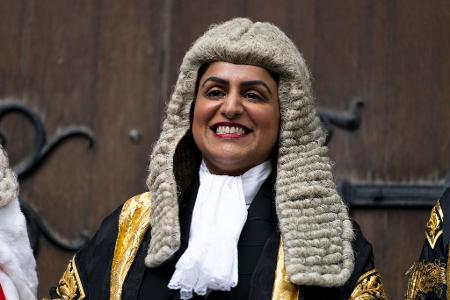 Mit typüischer Perücke trifft die britische Justizministerin Shabana Mahmood vor ihrer Vereidigung als Lordkanzlerin am Royal Courts of Justice im Zentrum Londons ein.