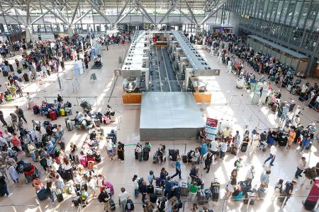 Weltweite Computer-Probleme: lange Warteschlangen am Hamburger Flughafen.