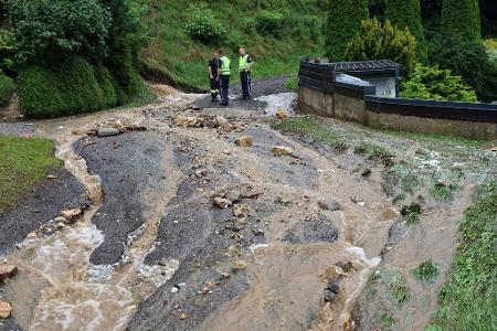 Auch die Steiermark wird von Unwettern heimgesucht. HIer kommt kein Auto mehr durch.